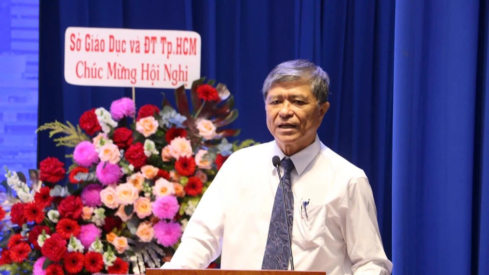 Giám đốc Sở GD&ĐT TP.HCM Nguyễn Văn Hiếu phát biểu tại hội nghị chiều nay. Ảnh: TT dạy thêm học thêm