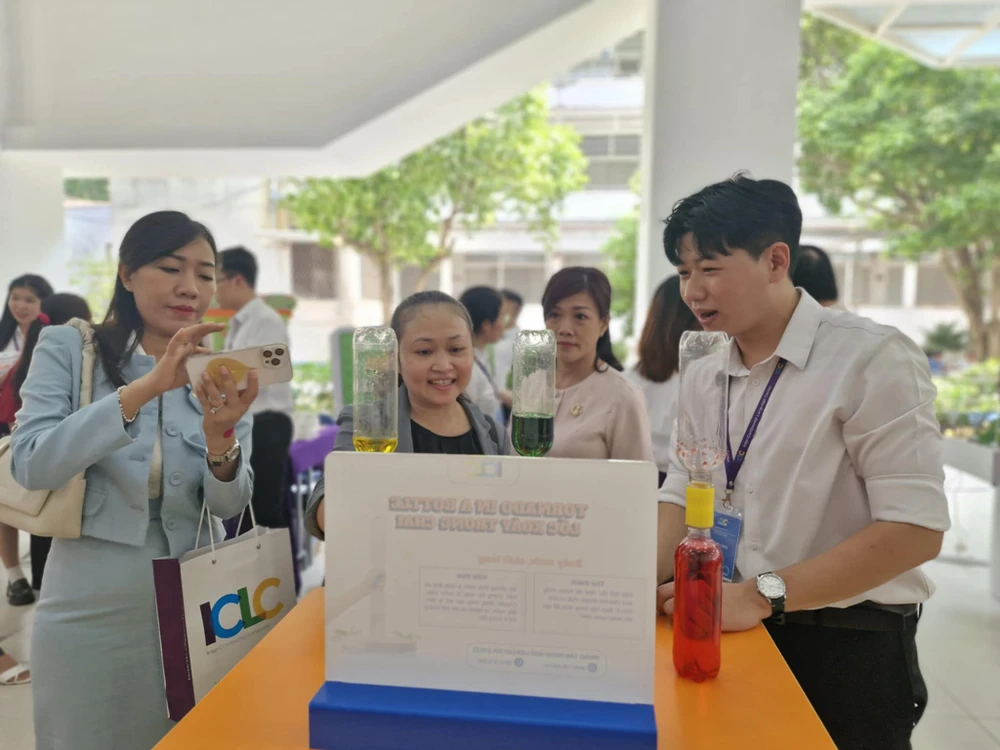 Cán bộ quản lý các trường trải nghiệm các mô hình tại hội nghị. Ảnh: NQ Unknown.jpg