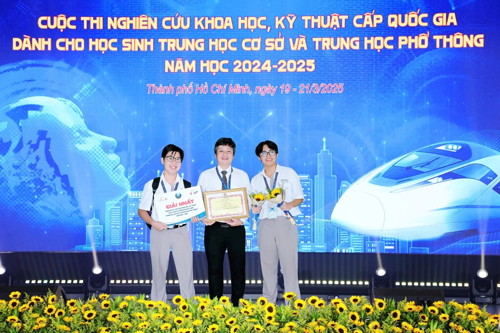 Thầy Đỗ Quốc Anh Triết – giáo viên hướng dẫn, cùng nhóm nghiên cứu dự án ứng dụng học sâu trong sáng tác nhạc tự động định hướng bảo tồn và phát triển đờn ca tài tử tại lễ bế mạc cuộc thi nghiên cứu khoa học kỹ thuật cấp quốc gia. Ảnh: NTCC dự án nghiên cứu khoa học