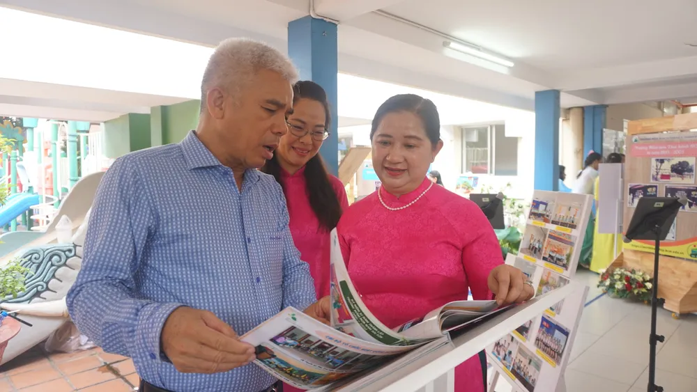 Các đại biểu xem triển lãm ảnh về các chặng đường phát triển của giáo dục mầm non TP DSC05038.JPG