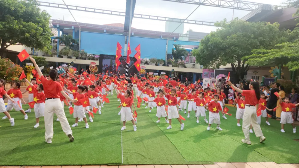 Cô trò Trường Mầm non TP đồng diễn thể dục. Ảnh: NQ giao-duc-mam-non.jpg