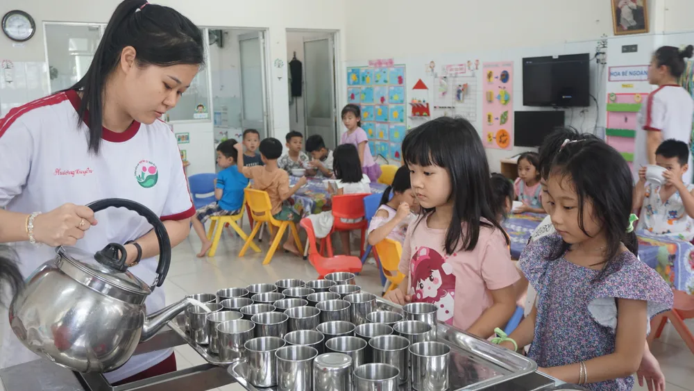 Các bé lớp lá Trường Mầm non Hạnh Thông Tây, quận Gò Vấp chuẩn bị uống sữa sau bữa xế. Ảnh: NGUYỄN QUYÊN lua-chon-sua.JPG