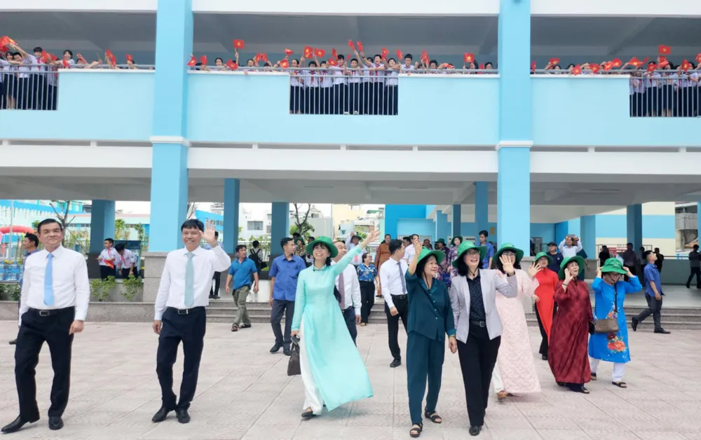 Học sinh Trường THCS Mạc Đĩnh Chi vui mừng chào đón các đại biểu đến tham quan ngôi trường mới 3203339f-7c98-4144-bd01-3b4ebe378eff.jpg