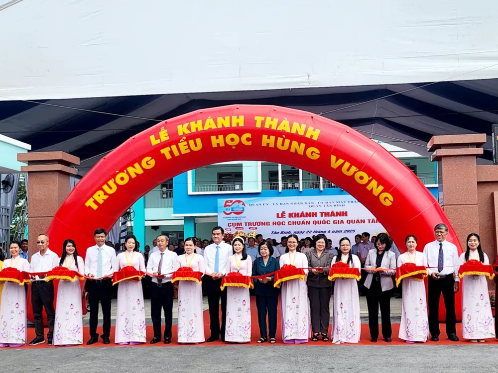 Các đại biểu cắt băng khánh thành Trường Tiểu học Hùng Vương, quận Tân Bình 5390df96-5df3-4ea3-ae6c-60d8203ddb26.jpg