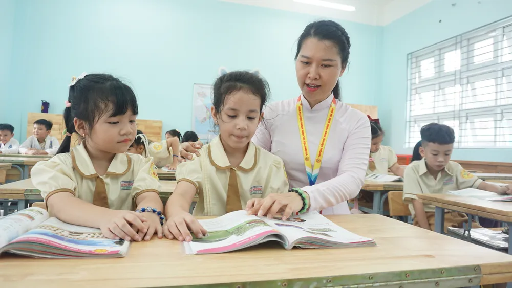 Cô Nguyễn Thị Thanh Thảo cùng với học trò của mình cum-truong-hoc-dat-chuan-quoc-gia-5-10 (2).JPG