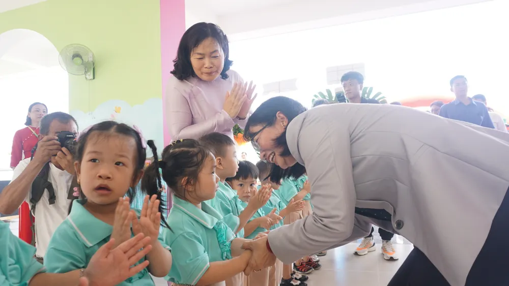 Bà Trần Thị Diệu Thúy, Phó Chủ tịch UBND TP.HCM trò chuyện với các bé Trường Mầm non Sơn Ca cum-truong-hoc-dat-chuan-quoc-gia-5-6.JPG