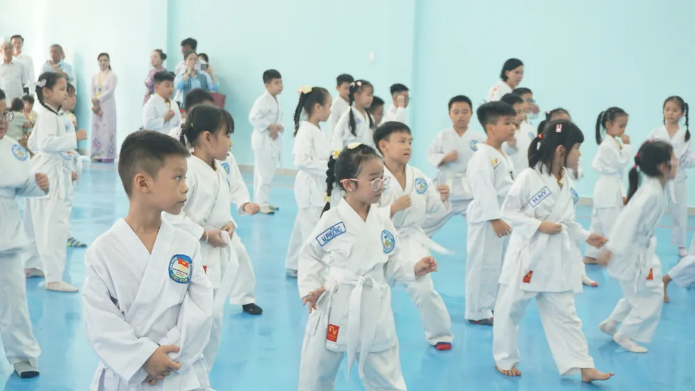 Học sinh Trường Tiểu học Hùng Vương tập võ tại nhà thi đấu đa năng cum-truong-hoc-dat-chuan-quoc-gia.JPG