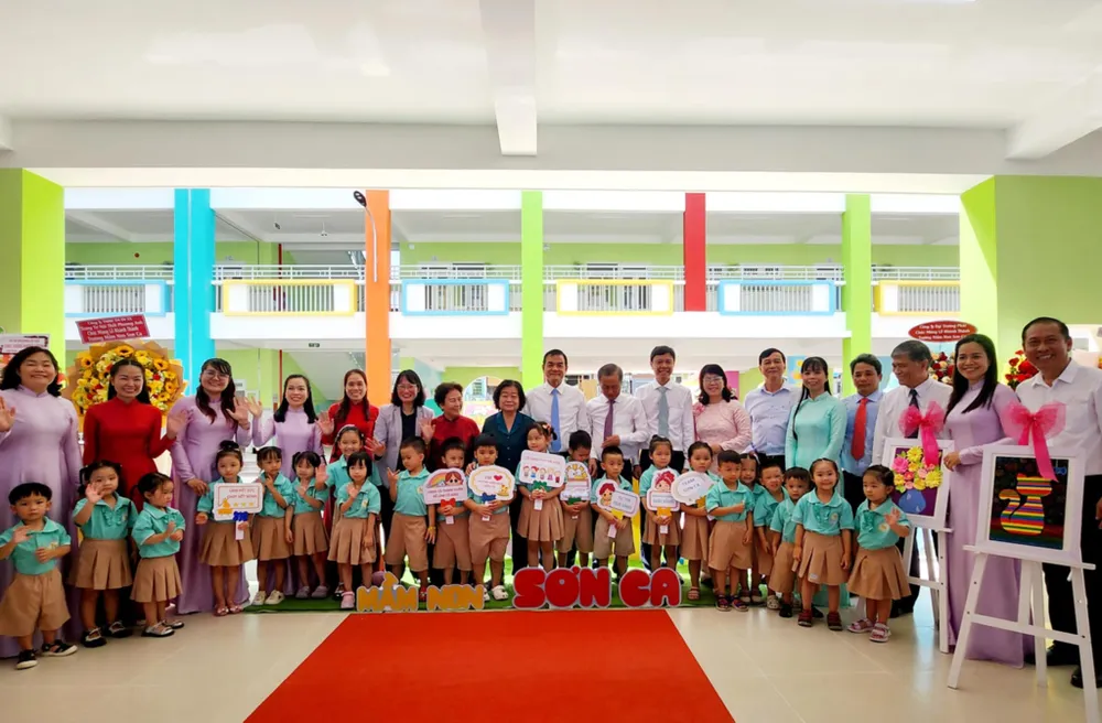 Các đại biểu tham dự chụp hình với các bé Trường Mầm non Sơn Ca f94a8944-9dbb-45bb-b6be-986fae124a69.jpg