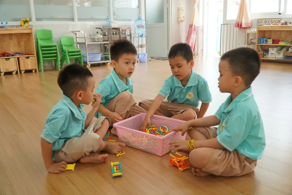 Một tiết học của các bé Trường Mầm non Sơn Ca, quận Tân Bình z6529489925893_35de604634bf7b610f12fb2b2e400388.jpg