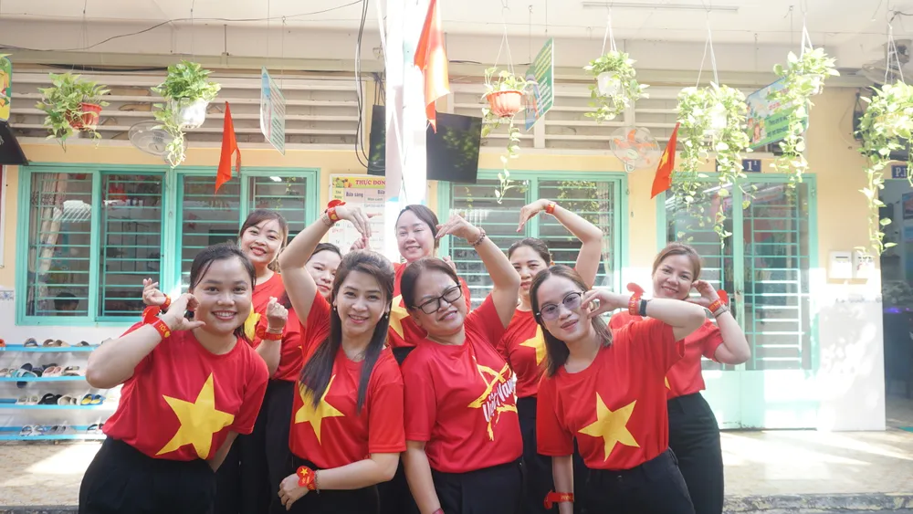 Bà Nguyễn Kim Phượng, Hiệu trưởng nhà trường (thứ 2 từ phải qua) cùng các giáo viên. man-dong-dien-the-duc-8.JPG