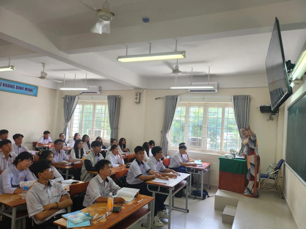 Học sinh lớp 12 Trường THPT Hồ Thị Bi, huyện Hóc Môn, TP.HCM, trong 1 giờ học. Ảnh: NGUYỄN QUYÊN miễn thi ngoại ngữ