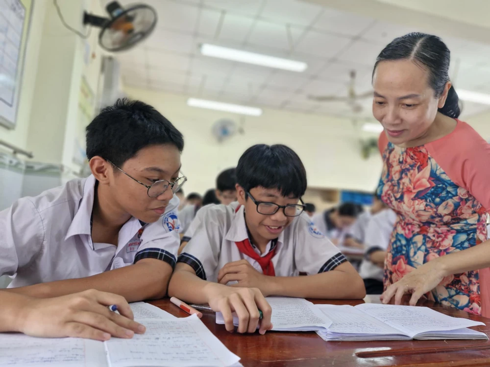 Cô trò Trường THCS Nguyễn Trãi, quận Gò Vấp, TP.HCM, trong 1 giờ học. Ảnh: NGUYỄN QUYÊN Bằng tốt nghiệp THCS