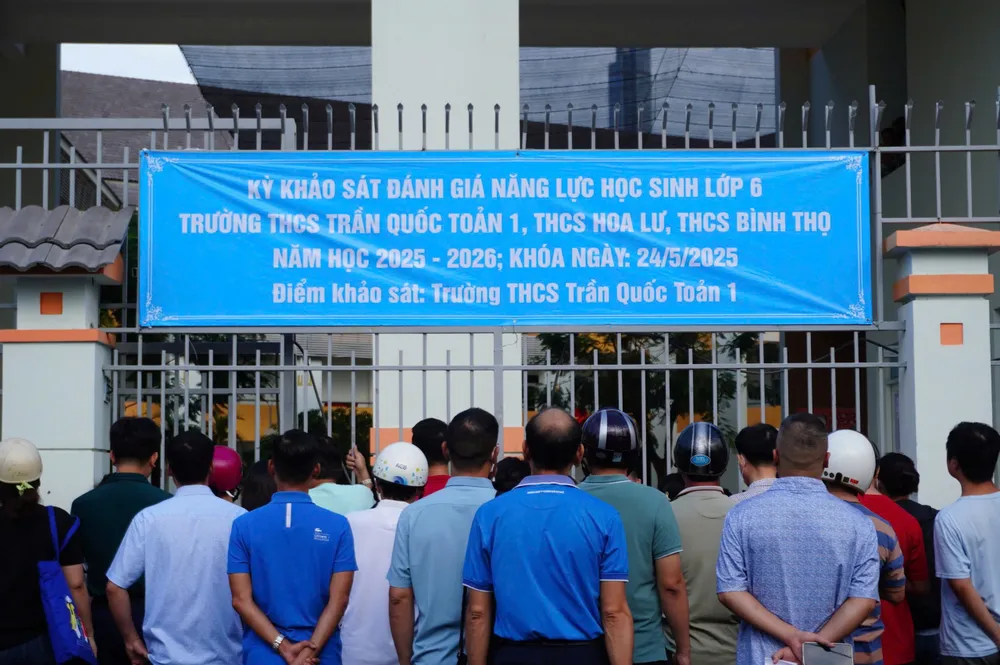Phụ huynh đứng chờ con tham dự đợt khảo sát tại Trường THCS Trần Quốc Toản 1. Ảnh: NHƯ QUỲNH khao-sat-vao-lop-6-5.jpg