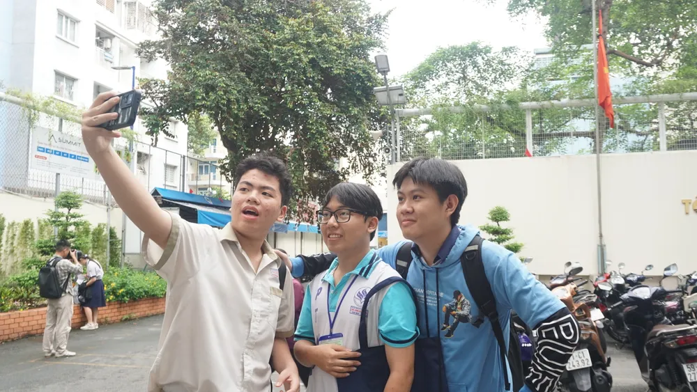 Thí sinh chụp hình cùng nhau trước giờ vào thi. Ảnh: NGUYỄN QUYÊN truong-pho-thong-nang-khieu-1.JPG