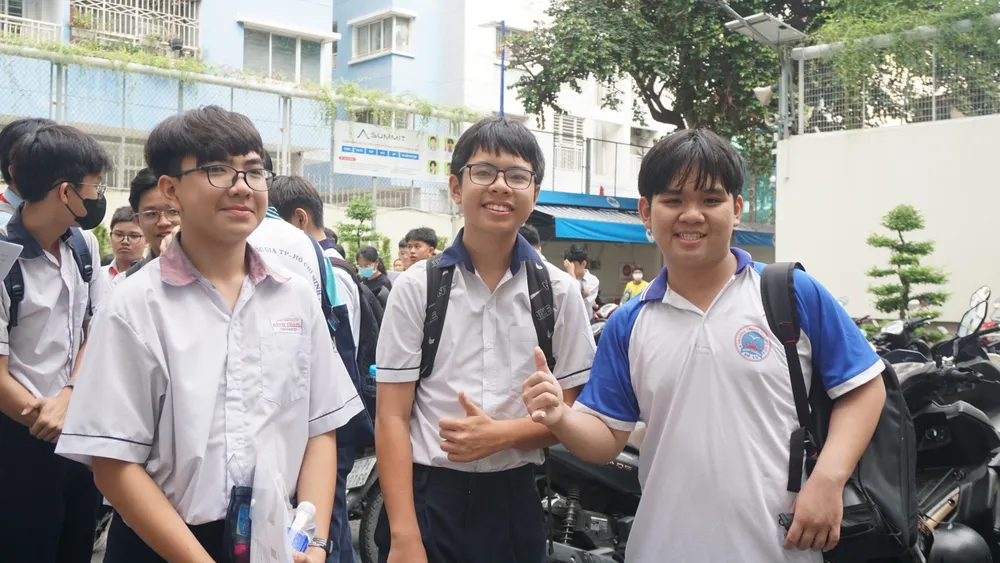 Phan Thanh Vinh (bìa phải) cùng với bạn trước giờ vào thi. Ảnh: NGUYỄN QUYÊN truong-pho-thong-nang-khieu-2.JPG