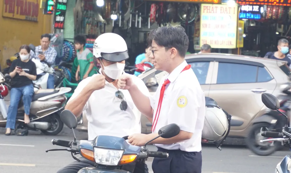 Bố động viên con trai trước giờ thi. Ảnh: NGUYỄN QUYÊN truong-pho-thong-nang-khieu-3.jpg