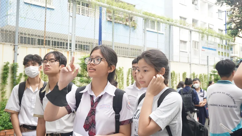 Thí sinh có mặt sớm tại điểm thi Trường Phổ thông Năng khiếu (cơ sở quận 5) để xem sơ đồ phòng thi. Ảnh: NGUYỄN QUYÊN Trường Phổ thông Năng khiếu, Đại học Quốc gia TP.HCM