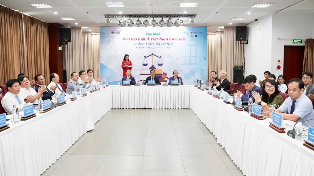 Toàn cảnh toạ đàm &quot; Đào tạo luật ở Việt Nam hiện nay: Thách thức và cơ hội&quot;. Ảnh: THUẬN VĂN