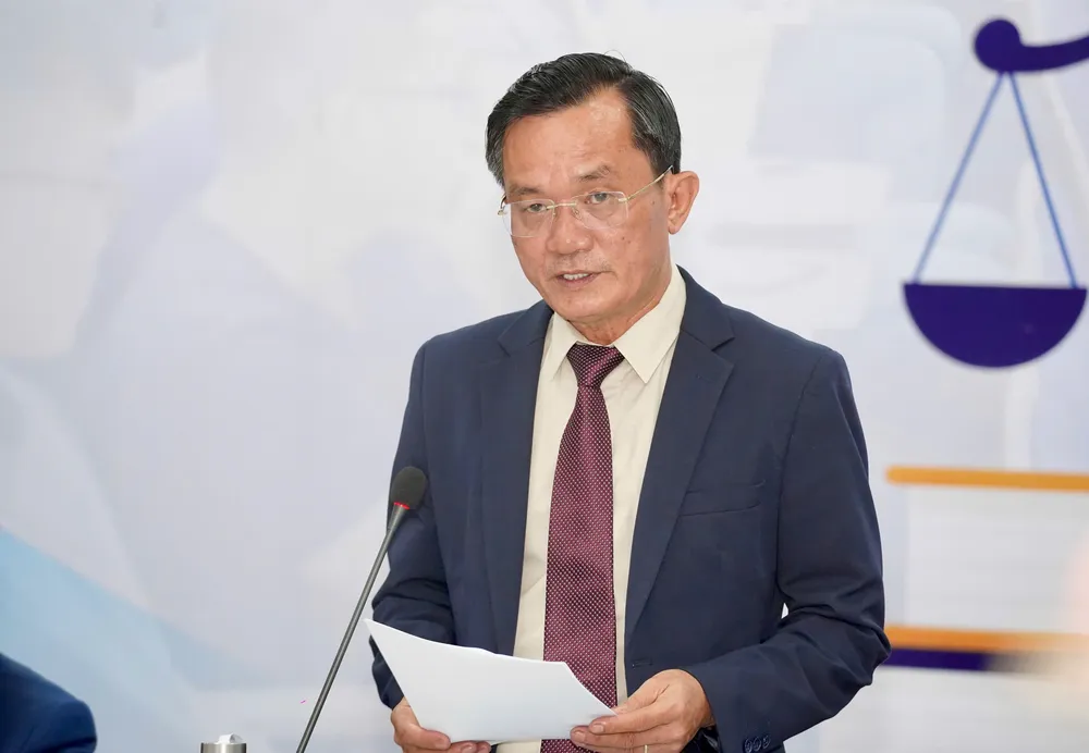 Ông Nguyễn Đức Hiển, Phó Tổng biên tập thường trực Báo Pháp Luật TP.HCM, phát biểu tại buổi toạ đàm. Ảnh: THUẬN VĂN