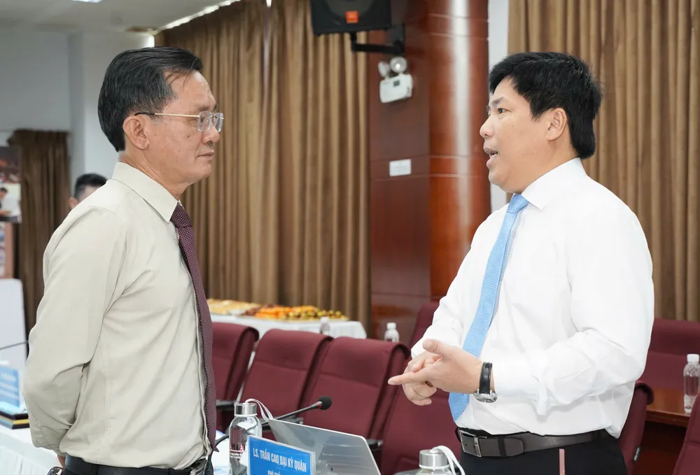 Ông Nguyễn Đức Hiển, Phó Tổng biên tập thường trực Báo Pháp Luật TP.HCM (bên trái) trò chuyện với luật sư Trần Cao Đại Kỳ Quân, Phó Chủ nhiệm Đoàn luật sư tỉnh Đồng Nai. Ảnh: THUẬN VĂN