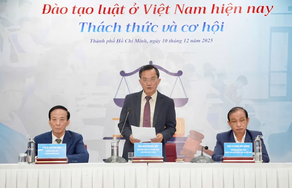 Đồng chủ trì toạ đàm gồm có ông Nguyễn Đức Hiển, Phó Tổng biên tập thường trực Báo Pháp Luật TP.HCM (giữa), PGS. TS Đoàn Đức Lương, Hiệu trưởng Trường ĐH Luật - ĐH Huế, Trưởng Ban điều hành Mạng lưới Đào tạo Luật ở Việt Nam (bìa phải) và PGS. TS Bùi Anh Thủy - Trưởng Khoa Luật, Trường ĐH Văn Lang (bìa trái). Ảnh: THUẬN VĂN