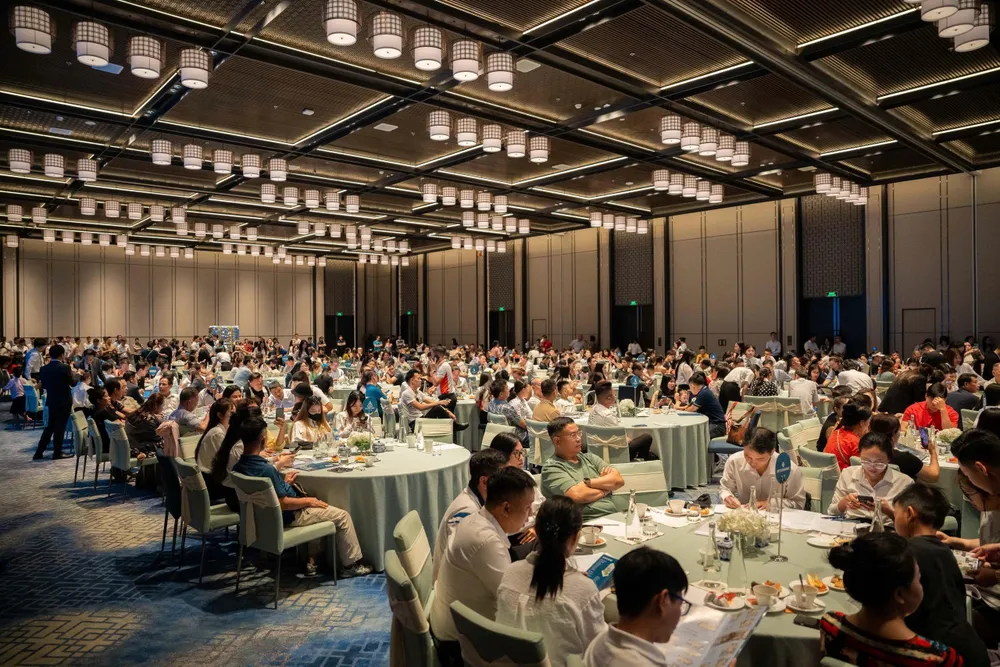 Rất đông khách mời tại khán phòng lớn nhất tại InterContinental Halong Bay Resort cho thấy mức độ quan tâm lớn dành cho tổ hợp căn hộ SkyM. Giới thiệu tòa S2, SkyM khẳng định vị thế trên thị trường BĐS Hạ Long
