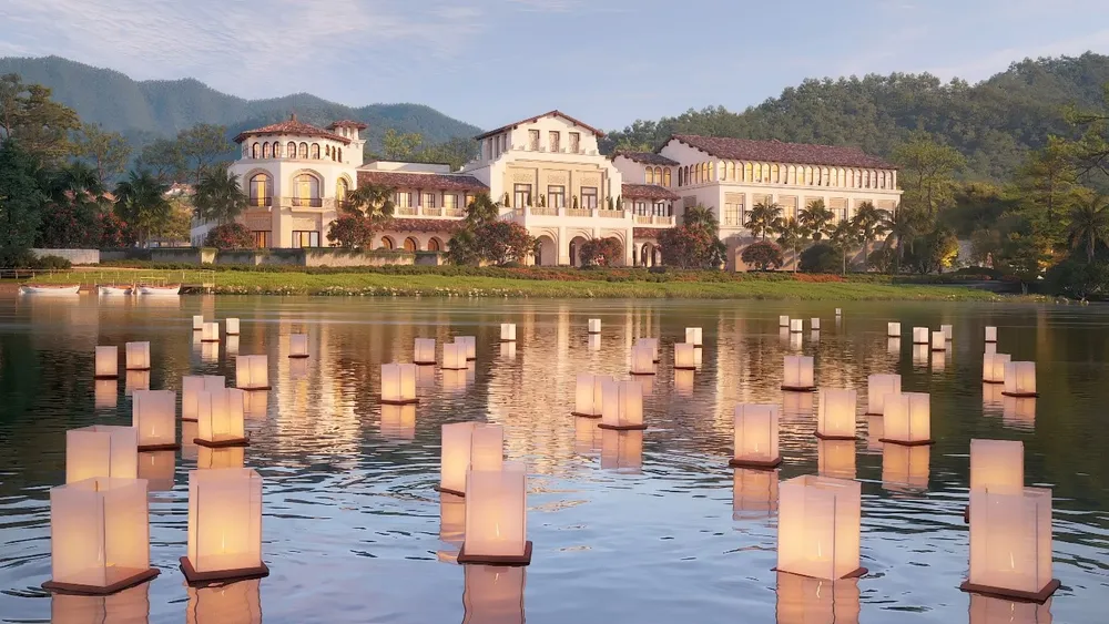 Bức tranh cảnh quan sống động đã tôn vinh vẻ đẹp vượt thời gian của kiến trúc Phục hưng Tây Ban Nha giữa thung lũng nguyên bản phía Bắc Việt Nam..jpg