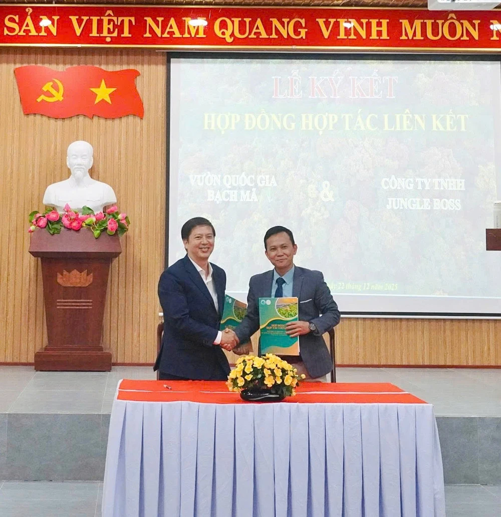 Lãnh đạo Vườn quốc gia Bạch Mã và đại diện Công ty Jungle Boss ký kết hợp đồng hợp tác liên kết giai đoạn II tại TP. Huế. Ảnh CTV.jpg