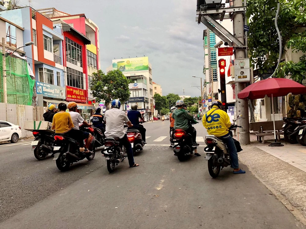 Dừng xe đè lên vạch khi chờ đèn đỏ sẽ bị coi là vi phạm luật giao thông đường bộ và có thể bị xử phạt. Ảnh: NGUYỄN CHÍNH