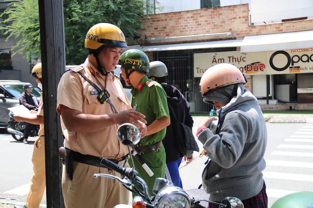 CSGT tuyen truyen luat giao thong .jpg