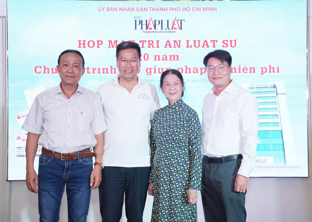 Luật sư Trương Thị Hòa cùng Phó Tổng biên tập báo Pháp Luật TP.HCM Đinh Đức Thọ và các luật sư đồng nghiệp. Ảnh: THUẬN VĂN nữ luật sư