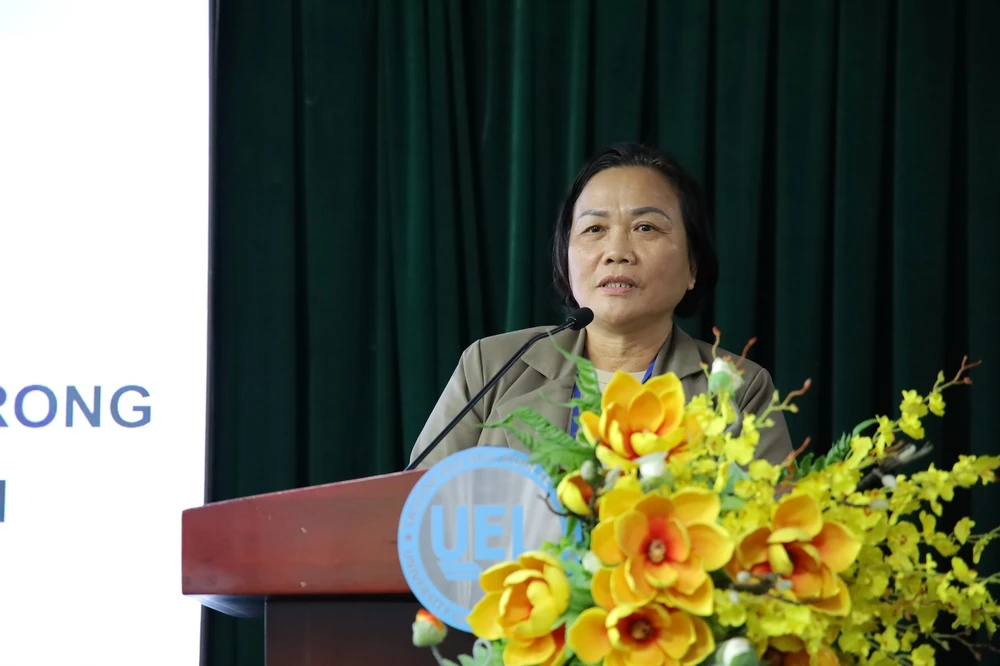Bà Ủ Thị Bạch Yến trình bày tham luận. giao nộp chứng cứ
