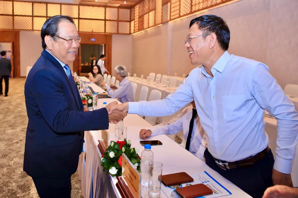 Ông Nguyễn Ngọc Hồi, Phó Giám đốc Sở Văn hóa - Thể thao TP.HCM (bên phải) trao đổi cùng ông Mai Ngọc Phước - Tổng Biên tập Báo Pháp Luật TP.HCM tại Hội thảo. Ảnh: NGUYỆT NHI ong Nguyen-Ngoc-Hoi.JPG