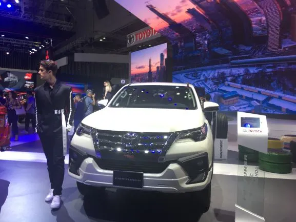 Toyota Fortuner cũng được các đại lý giảm giá trên 60 triệu đồng