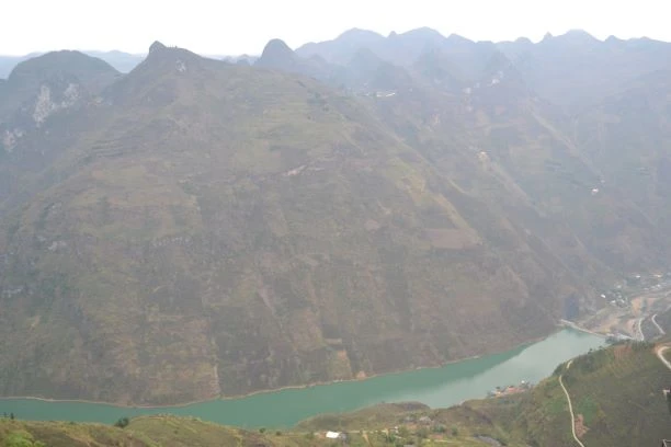 Đứng từ trên cao để ngắm nhìn dòng sông Nho Quế uốn lượn như dải lục mềm.