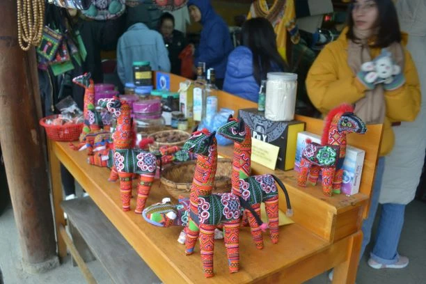 Những món quà kỷ niệm do chính người dân tộc H'Mông làm bằng tay.