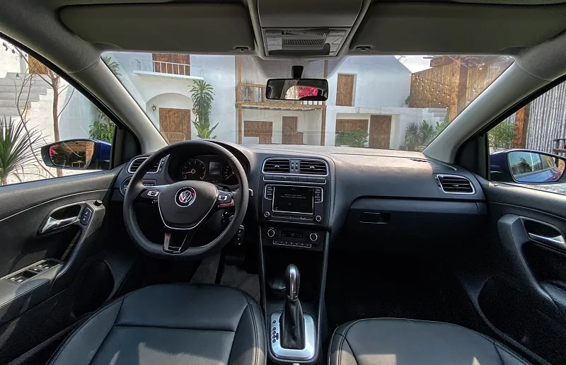 Nội thất xe sang trọng với bộ ghế da màu đen theo xe.