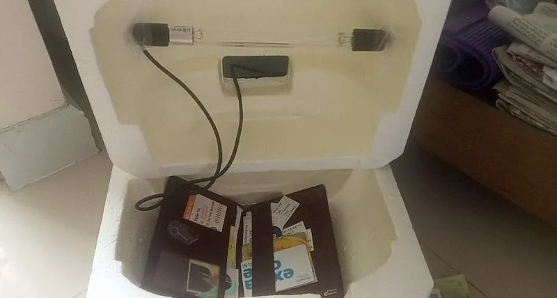 Chuyên gia thường khử trùng đồ dùng cá nhân bằng tia UV-C.