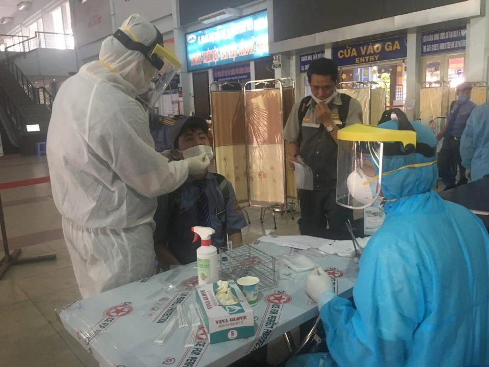 Các nhân viên lái tàu, quản lý trên tàu cũng được lấy mẫu xét nghiệm COVID-19.