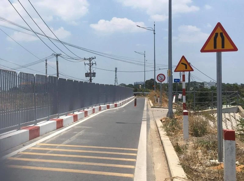 Từ cổng C5 đi về phía khu dân cư được xây dựng dải phân cách và biển báo.