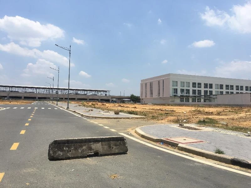 Một cổng khác trên đường Hoàng Hữu Nam cũng được chắn ngang.