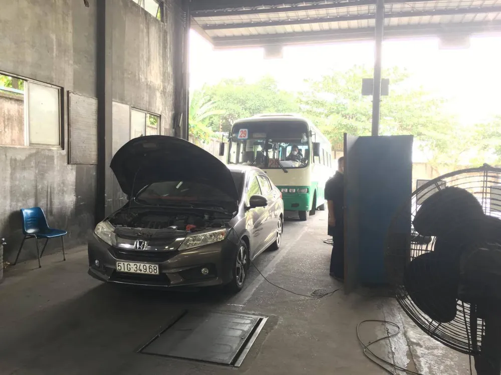 Các đăng kiểm viên đảm bảo biện pháp phòng chống dịch COVID-19.