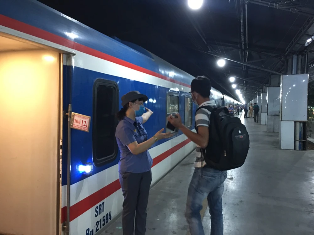 Nhân viên đoàn tàu Phương Nam.