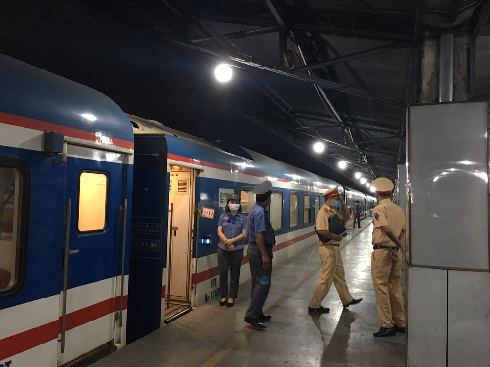 Lực lượng chức năng đi kiểm tra, giám sát tình hình hoạt động tại ga.