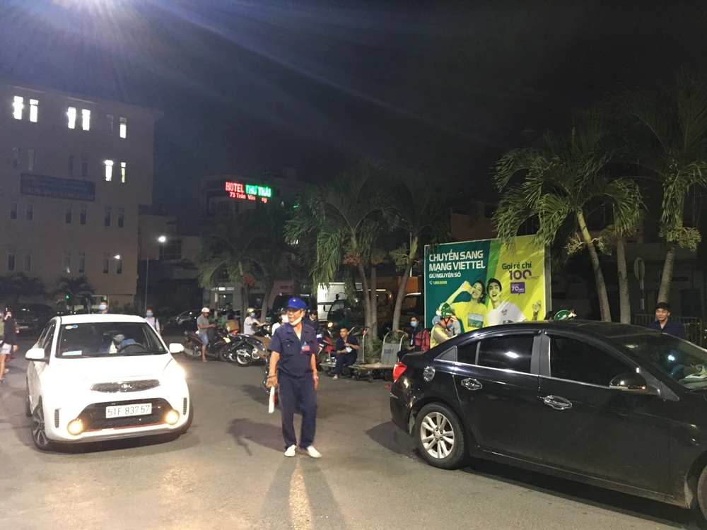 Nhân viên bảo vệ của ga hướng dẫn ô tô, xe máy xếp hàng theo thứ tự.