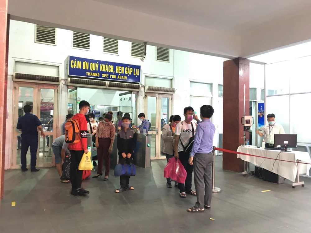 Hành khách đến và đi từ ga Sài Gòn đều được đo thân nhiệt.