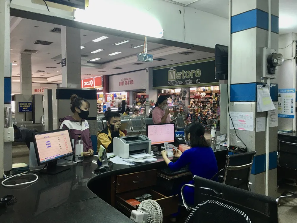 Hành khách mua vé tàu có thể liên hệ đến các nhà ga, đại lý hoặc các kênh bán vé trực tuyến của ngành đường sắt.