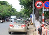 Dù không có biển cấm, tài xế cũng không được dừng và đỗ xe ở nơi này