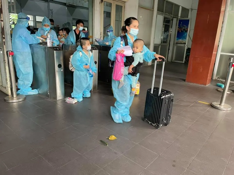 Chùm ảnh: Ấm lòng người già và trẻ nhỏ được lên tàu trở về Huế ảnh 5 Chùm ảnh: Ấm lòng người già và trẻ nhỏ được lên tàu trở về Huế ảnh 5