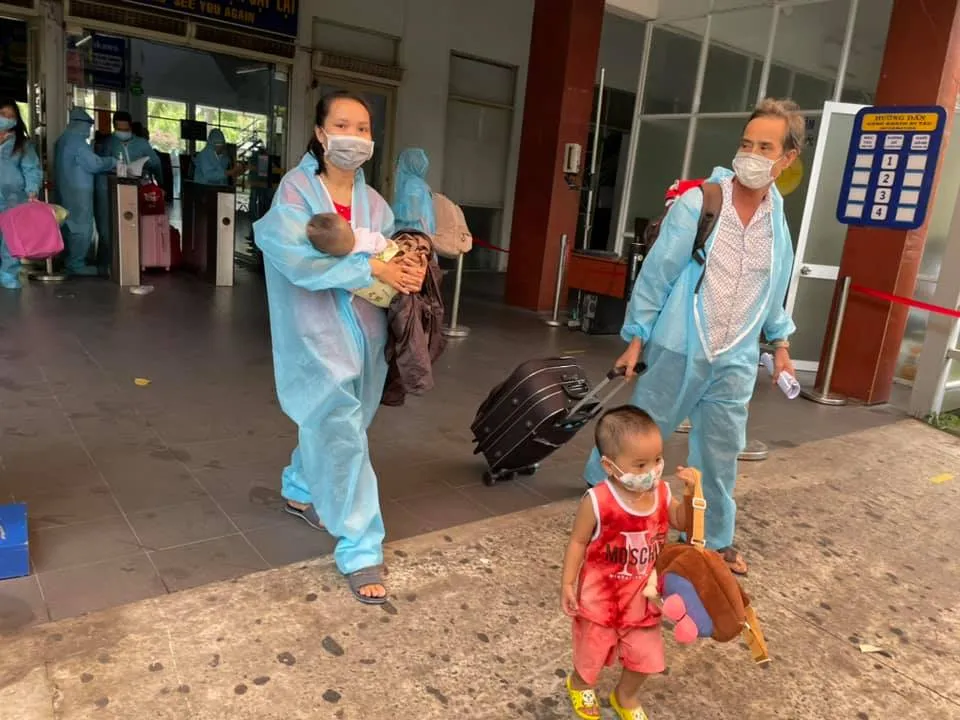 Chùm ảnh: Ấm lòng người già và trẻ nhỏ được lên tàu trở về Huế ảnh 6 Chùm ảnh: Ấm lòng người già và trẻ nhỏ được lên tàu trở về Huế ảnh 6